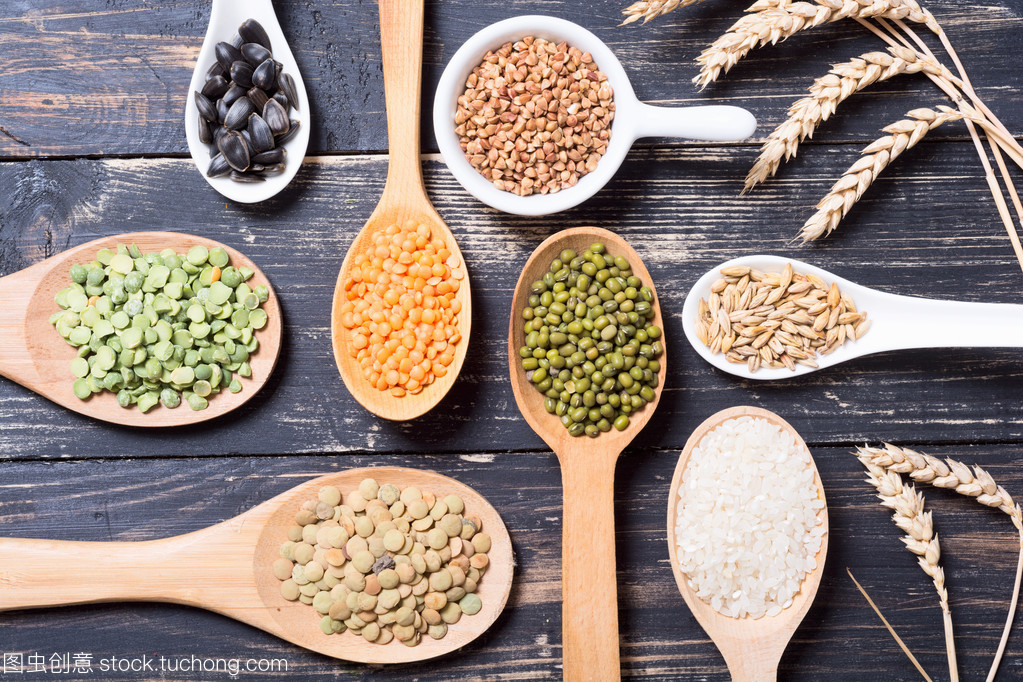 谷物豐饒與棉田織夢(mèng) 木制背景下的農(nóng)業(yè)畫(huà)卷